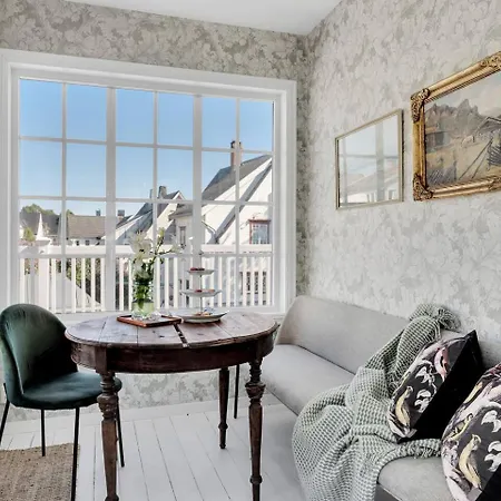 Arctic Hilltop - Historic Swiss-style Feriehus *