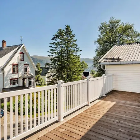 Arctic Hilltop - Historic Swiss-style Feriehus