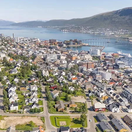 Feriehus Arctic Hilltop - Historic Swiss-style