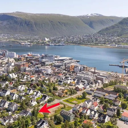 Feriehus Arctic Hilltop - Historic Swiss-style