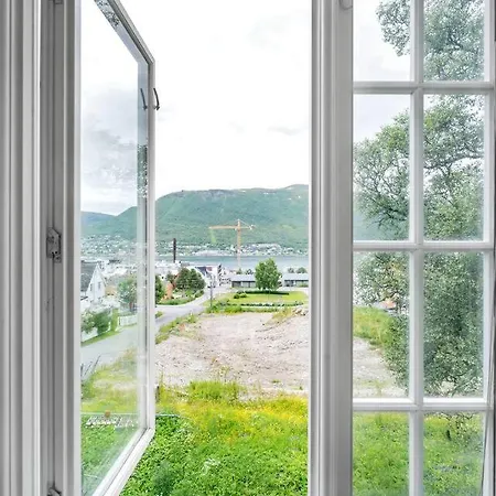 Arctic Hilltop - Historic Swiss-style Feriehus
